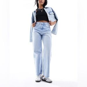 Hollister ULTRA HIGH-RISE LIGHTWEIGHT BAGGY JEANS, Size 00R in Lightwash